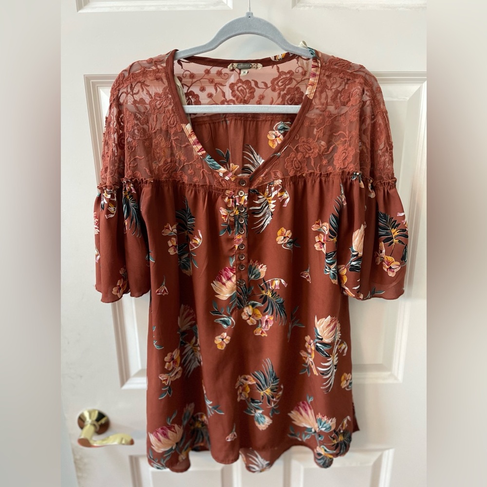 Buckle Gimmicks Floral Chiffon Top with Lace Detail